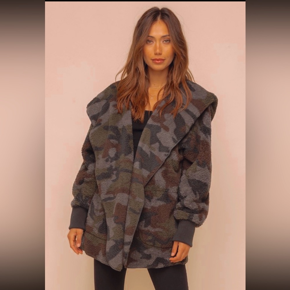 COPY - Oversized Sherpa jacket in camo! Hem & thread